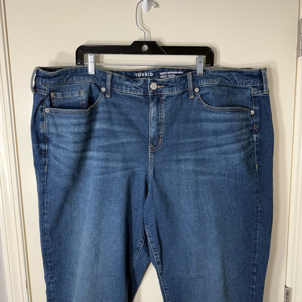 NWT Torrid Women’s‎ Boyfriend Mid-Rise Jean Plus Size 26W - Picture 3 of 10